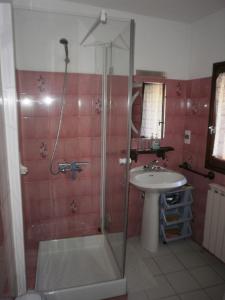 a bathroom with a shower and a sink at 6SOL16 Appartement duplex proche mer in Collioure