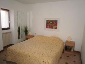 sypialnia z łóżkiem i dwoma stołami z lampkami w obiekcie 6SOL16 Appartement duplex proche mer w mieście Collioure
