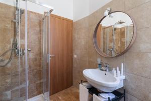 A bathroom at Vatican Domus Luxury Rooms