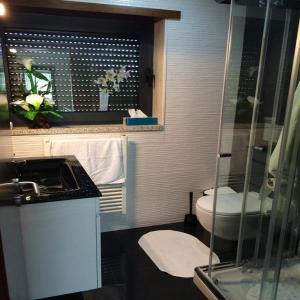 テーラス・デ・ボウロにあるCasa da Motaのバスルーム(洗面台、トイレ付)
