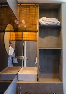 un baño con lavabo y espejo en SWEETS - Meeuwenpleinbrug, en Ámsterdam 14 fotos más