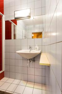 biała łazienka z umywalką i lustrem w obiekcie Bastówka Apartamenty w Ustroniu +37 zdjęć