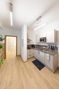 A kitchen or kitchenette at City Charme Apartments