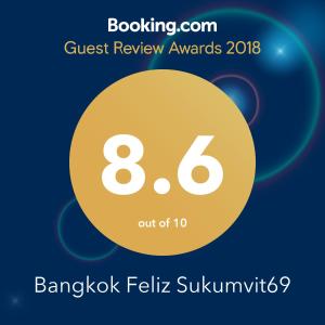 um círculo amarelo com as palavras prémios de comentários de clientes com um fundo azul em Bangkok Feliz Sukumvit69 em Bangkok