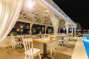 Bazén v ubytování Pela Mare Hotel nebo v jeho okolí