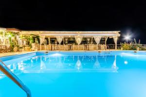Bazén v ubytování Pela Mare Hotel nebo v jeho okolí