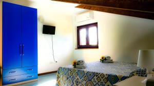 ein Schlafzimmer mit einer blauen Kommode und einem Bett in der Unterkunft IL BORGHETTO in Caprioli