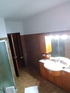 シルミオーネにあるApartament Casa Vacanze Niko ap cir CNI00247のバスルーム(洗面台、鏡付)