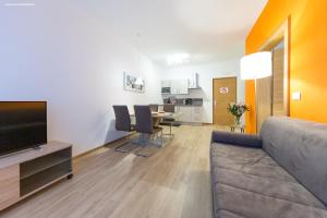 A seating area at City Charme Apartments