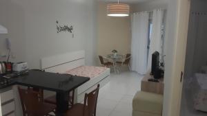 eine Küche mit Tisch und Esszimmer in der Unterkunft Apto Ingleses à 50mts da praia in Florianópolis