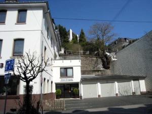 um edifício branco ao lado de uma rua em Posthotel Hans Sacks em Montabaur