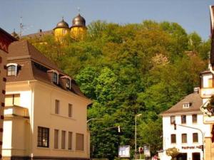 ein Gebäude mit zwei Kuppeln auf einem Berg in der Unterkunft Posthotel Hans Sacks in Montabaur