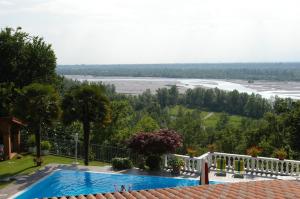 een uitzicht op een zwembad vanuit een huis bij La Casa Sul Fiume in San Daniele del Friuli