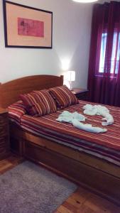 a bedroom with a bed with towels on it at seiaalojamentos in Seia