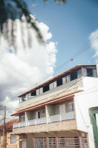 a building with a balcony on top of it at Souza Reis Flat in São Thomé das Letras