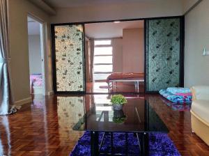 sala de estar con mesa y sofá en 21C Riviera Up Condominium en Pak Kret