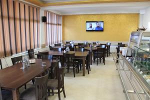 Къща за гости Мишурови في سموليان: غرفة طعام مع طاولات وكراسي في مطعم