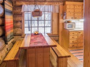 een keuken met een houten tafel en een raam bij Holiday Home Mäntylä a-osa by Interhome in Nissi