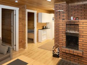 ルカにあるHoliday Home Viipusjärvi 11 by Interhomeのリビングルーム(レンガ造りの暖炉付)、ベッドルーム1室