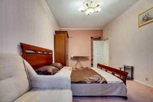 Un dormitorio con una cama grande y una lámpara de araña. en Apartments near Khreshchatyk-Absolut, en Kiev