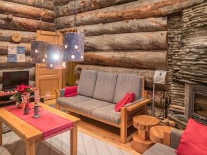 ein Wohnzimmer mit Couch und Kamin in der Unterkunft Holiday Home Mäntylä a-osa by Interhome in Nissi
