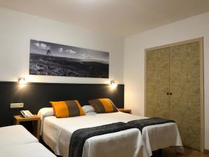 A bed or beds in a room at Hotel del Mar Vigo