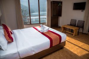pokój hotelowy z łóżkiem i oknem w obiekcie Hotel Himalayan Vacation w mieście Pokhara