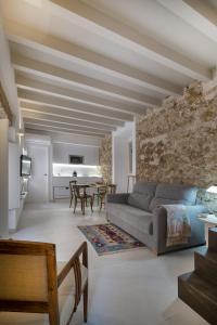 a living room with a couch and a table at Casa La Muralla MEDIEVAL by Cadiz4Rentals in Cádiz