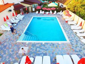 A view of the pool at Pensiunea Casa Iorgovanul Urseni or nearby