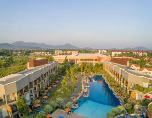 een luchtzicht op een resort met een zwembad bij Avani+ Hua Hin Resort in Cha Am