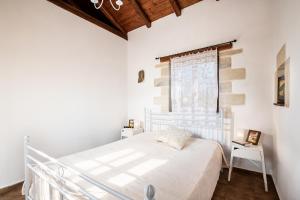 Postel nebo postele na pokoji v ubytování Villa Eleonas + 37 fotografií