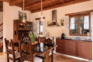 A kitchen or kitchenette at Villa Eleonas