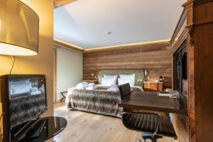 Postel nebo postele na pokoji v ubytování Chamois d'Or Hotel + 37 fotografií