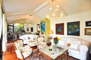 uma sala de estar com sofás brancos e uma mesa em Quinta de San Amaro Rias Baixas em Meaño