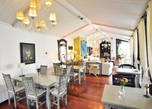 Un restaurante o sitio para comer en Quinta de San Amaro Rias Baixas