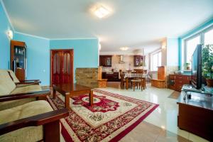 Et opholdsområde på Large luxury 4-room apartment with a sauna, near the metro Levoberezhnaya