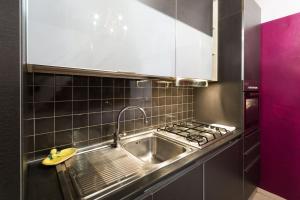 Kuchyňa alebo kuchynka v ubytovaní NAVIGLI 7 APARTMENT + 17 fotografií