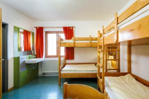 een kamer met 2 stapelbedden en een wastafel bij Jugendherberge Füssen in Füssen