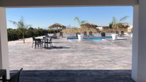 un patio con sedie, tavoli e piscina di Casa La Vuelta a Formentera de Segura Altre 21 foto