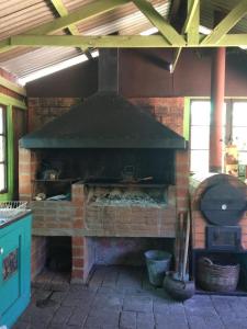 un gran horno de ladrillo en una cocina al aire libre. en Parcela Los Castaños, en Concón