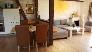 una sala de estar con un sofá y una mesa en Ferienhof Gold, en Waischenfeld 72 fotos más