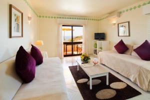 a living room with a couch and a table at Villa Mar Azul in Lagos