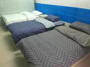 Un pat sau paturi într-o cameră la Wuhan Worry-free Capsule Hotel
