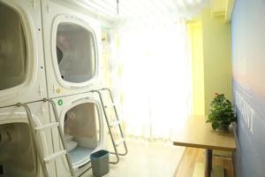 Un televizor și/sau centru de divertisment la Wuhan Worry-free Capsule Hotel