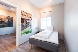 a bedroom with a bed and a window at Maya Apartments - Kasjotten in Lillestrøm