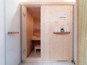 eine Holztür, die in eine Sauna führt in der Unterkunft Sun Spalato Views in Split