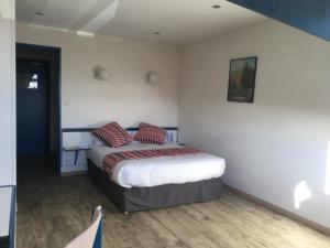 Postel nebo postele na pokoji v ubytování Hôtel Pédagogique Coeur d'Apcher