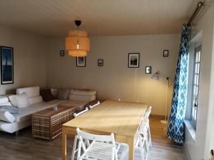 ein Wohnzimmer mit einem Tisch und einem Sofa in der Unterkunft Le Moulin de Longueil in Longueil