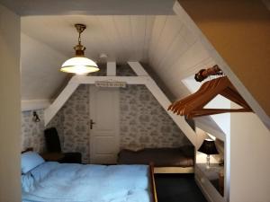 um quarto com uma escada com uma cama em Le Moulin de Longueil em Longueil