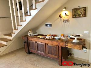 una cucina con bancone in legno e cibo sopra di B&B Orsobigio a Quarrata
